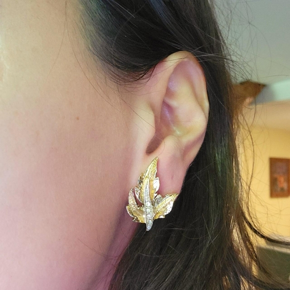 Vintage Gold Rhinestone Leaf Clip-On Earrings - Picture 4 of 8